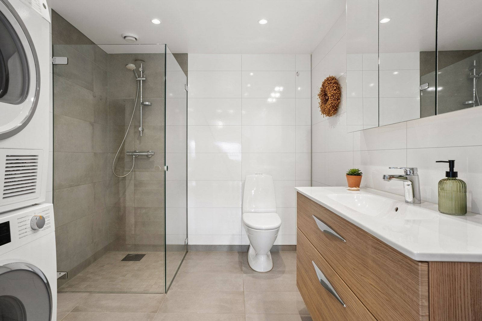 Badet ble pusset opp i 2016 og har flislagt gulv med gulvvarme og nedsenket dusjsone. Galleribilde