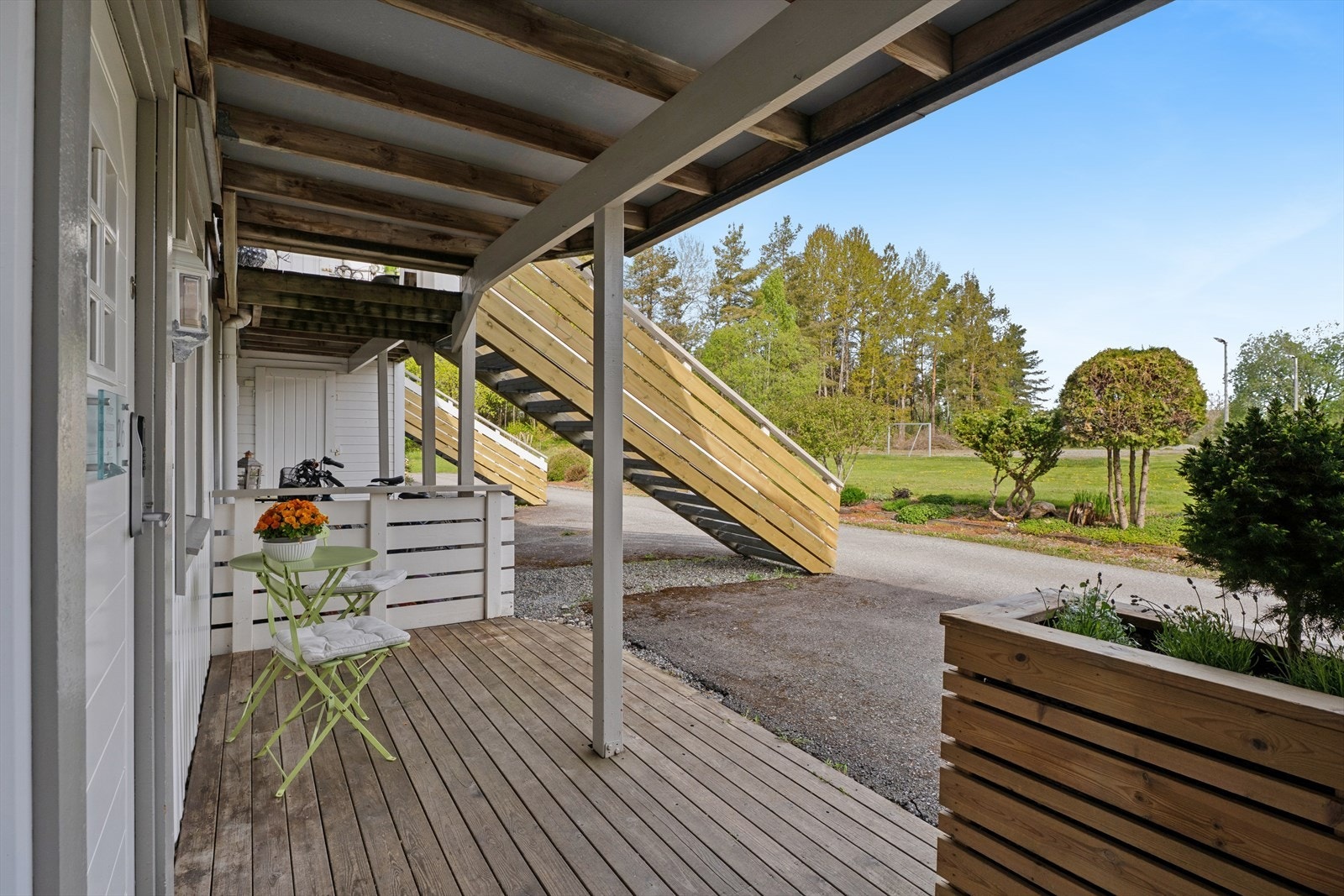 Ved inngangen disponerer leiligheten en praktisk, utvendig sportsbod på ca. 5 m². Galleribilde