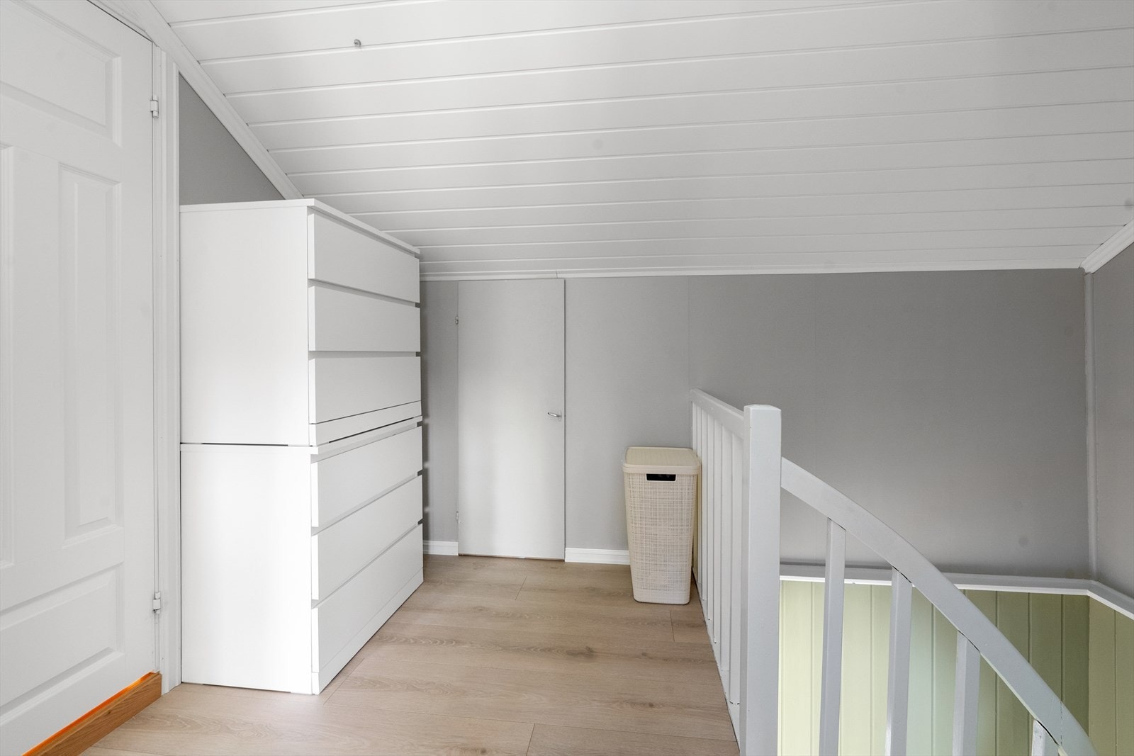Gang i andre etasje med tilgang til alle rom. Skråtaket gir en arealeffektiv utnyttelse. Galleribilde