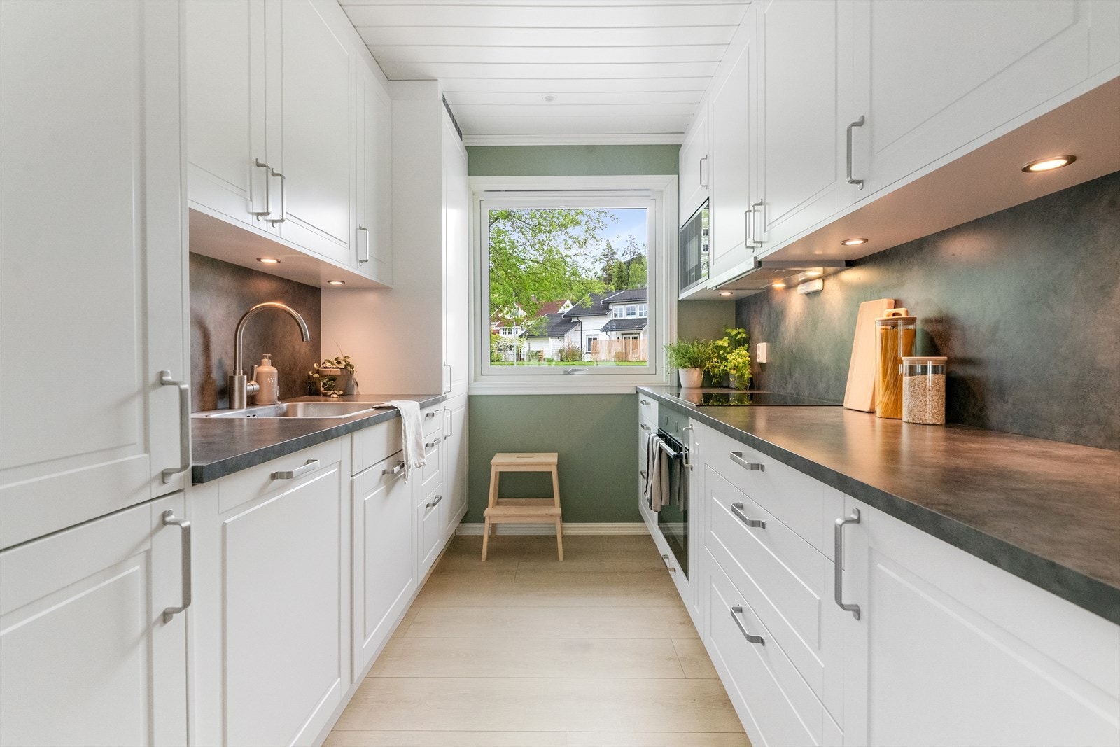 Kjøkkeninnredningen fra 2021 og benkeplate i laminat. Galleribilde