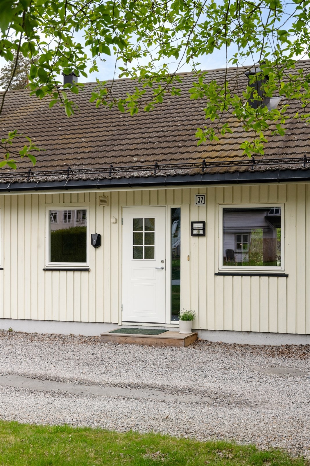 Ny, malt hovedytterdør fra 2021 ønsker velkommen inn. Galleribilde