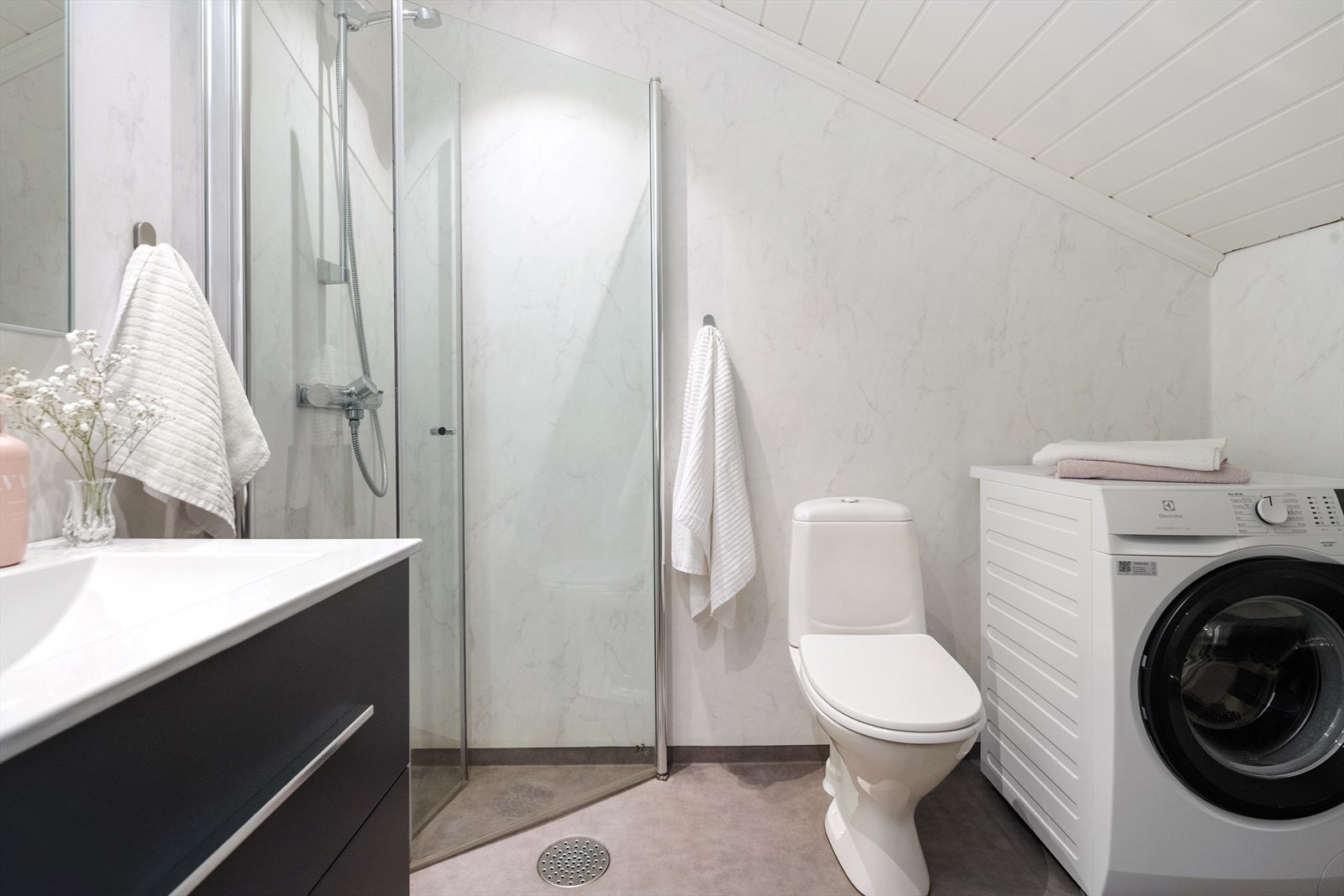 Badet ble oppgradert i 2021 med baderomsplater på veggene og vinylbelegg på gulv. Galleribilde