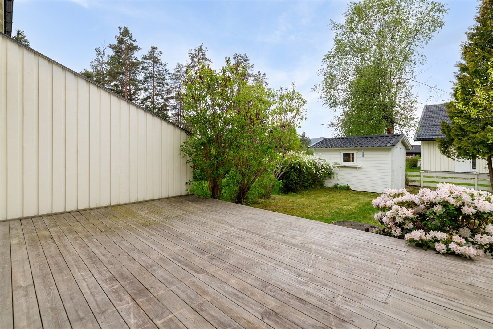 Fra stuen er det direkte utgang til en romslig markterrasse og en barnevennlig hage. Galleribilde