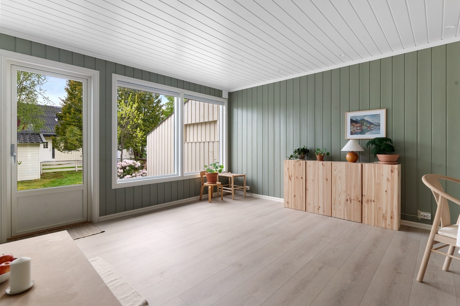 Direkte utgang fra stuen til den romslige treterrassen og hagen. Galleribilde