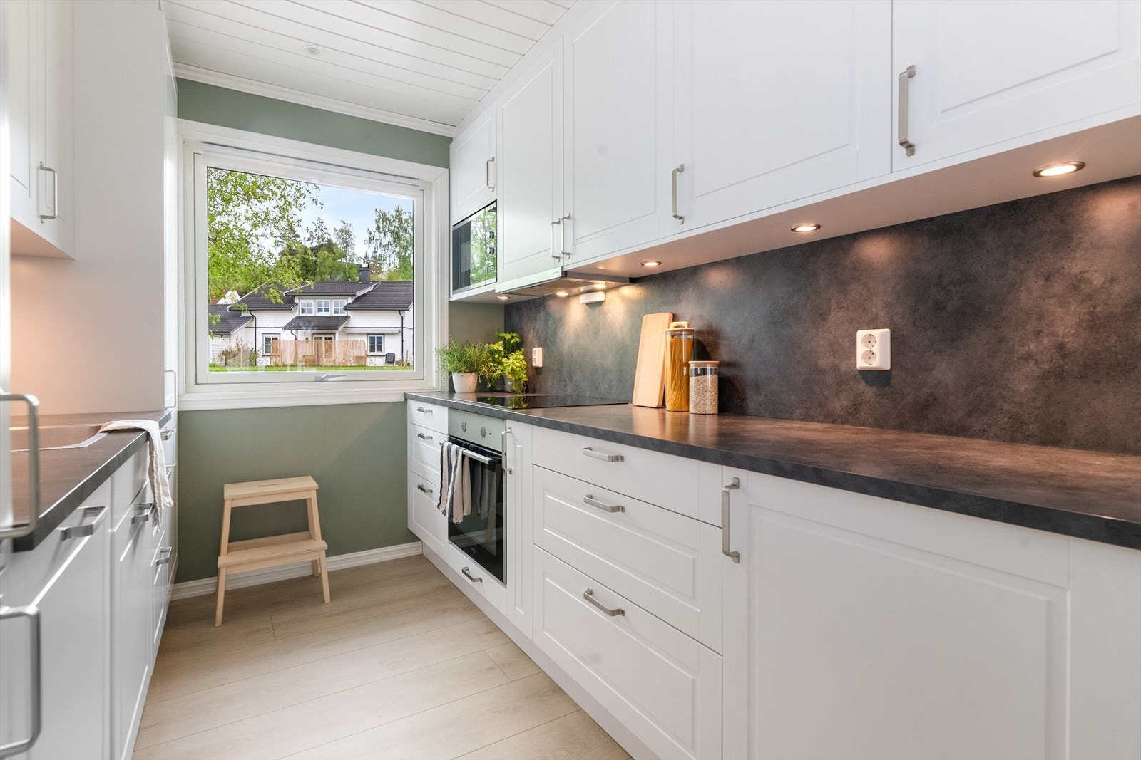 Praktisk innredet med komfyr, stekeovn, oppvaskmaskin og kjøl/fryseskap. Galleribilde