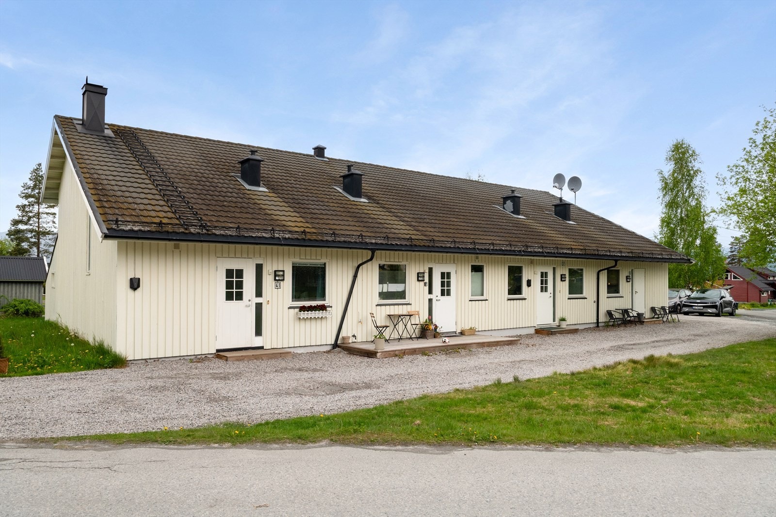 Rekkehuset er en del av et etablert og rolig nabolag i Bø. Galleribilde