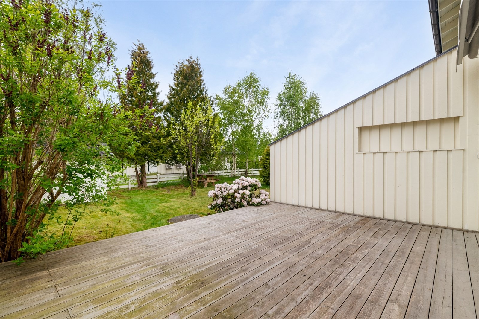 Den store markterrassen på 21 m² har god plass til utemøbler og grill. Galleribilde