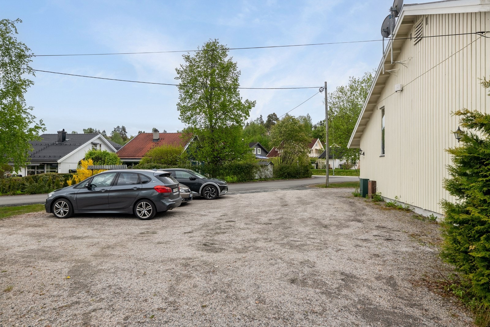 Nabolaget er preget av lite trafikk, og det er gode muligheter for gateparkering. Galleribilde