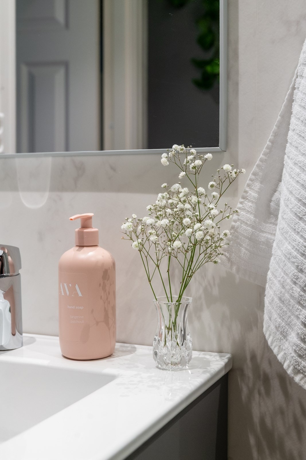 Innredning med nedfelt servant. Badet har elektrisk styrt vifte for ventilasjon, montert i 2021. Galleribilde