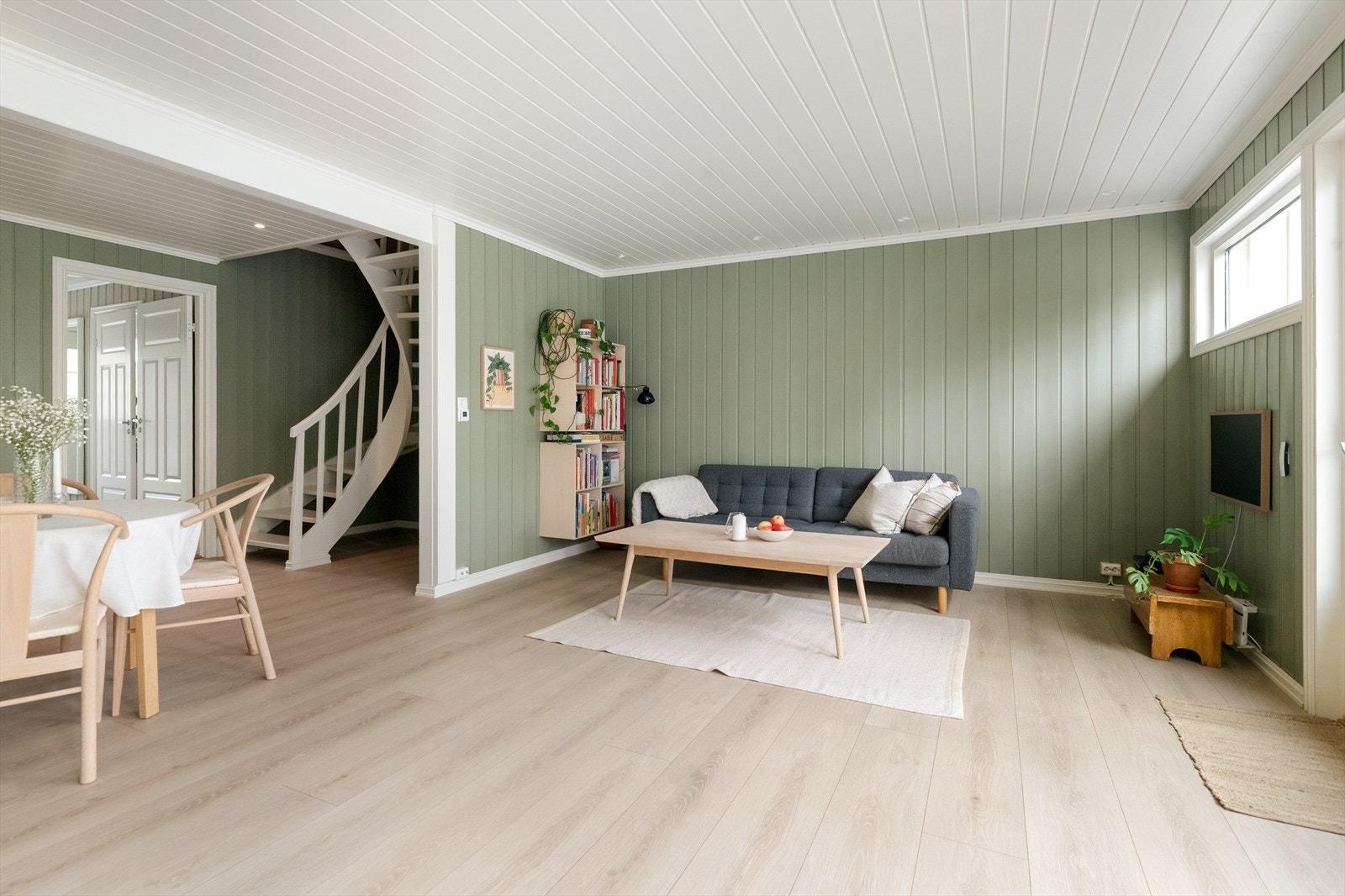 Stuen har en åpen løsning med plass til både spisebord og sofagruppe. Galleribilde