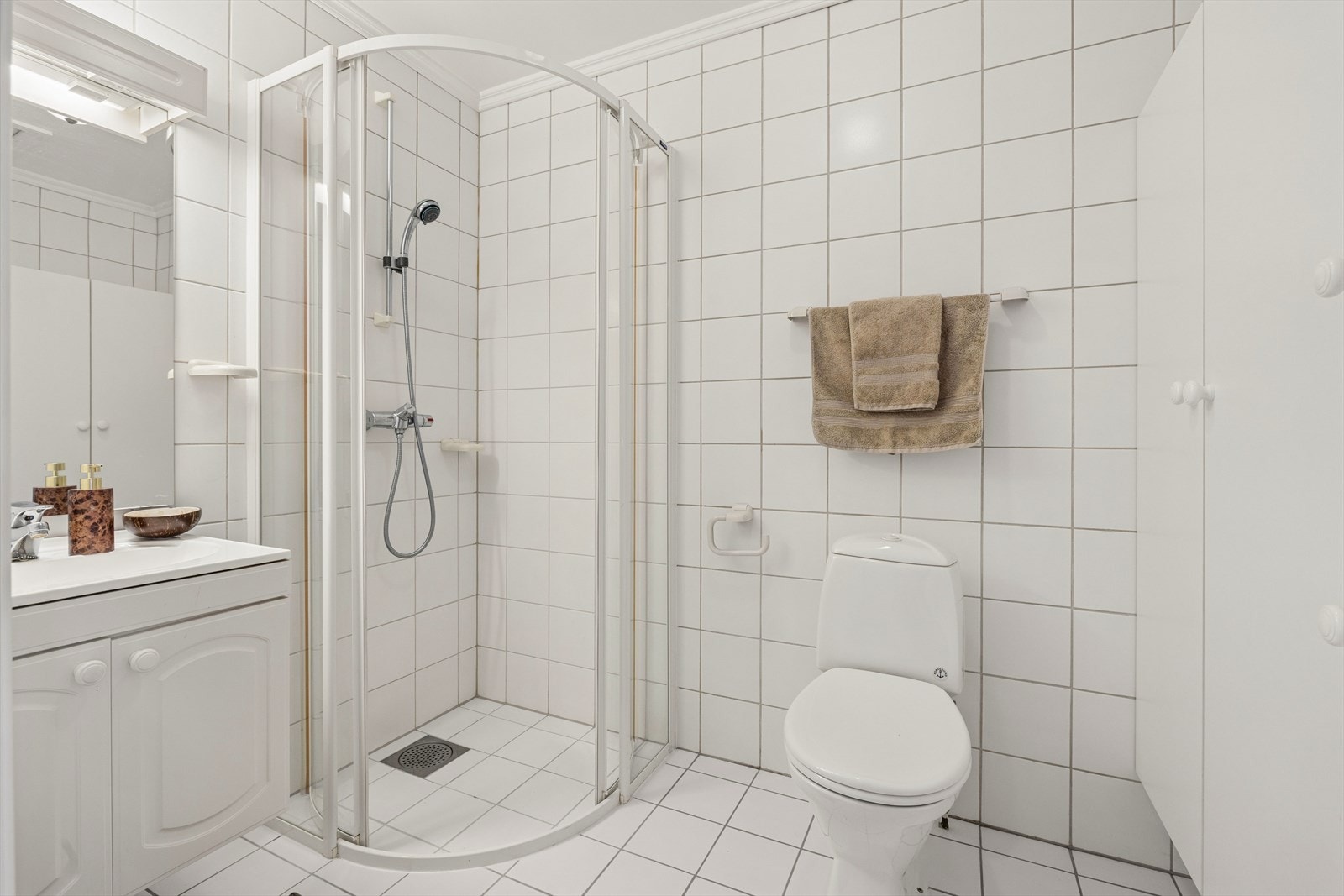 Badet er helfliset og har mekanisk avtrekk via ventil i himlingen. Galleribilde