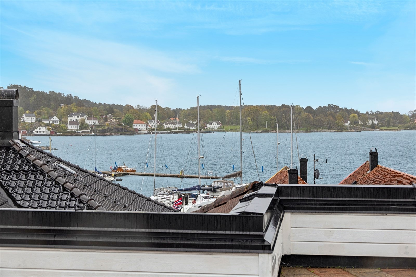 Beliggenheten gir umiddelbar nærhet til Grimstad sentrum, med butikker, servicetilbud og havnen kun minutter unna. Galleribilde