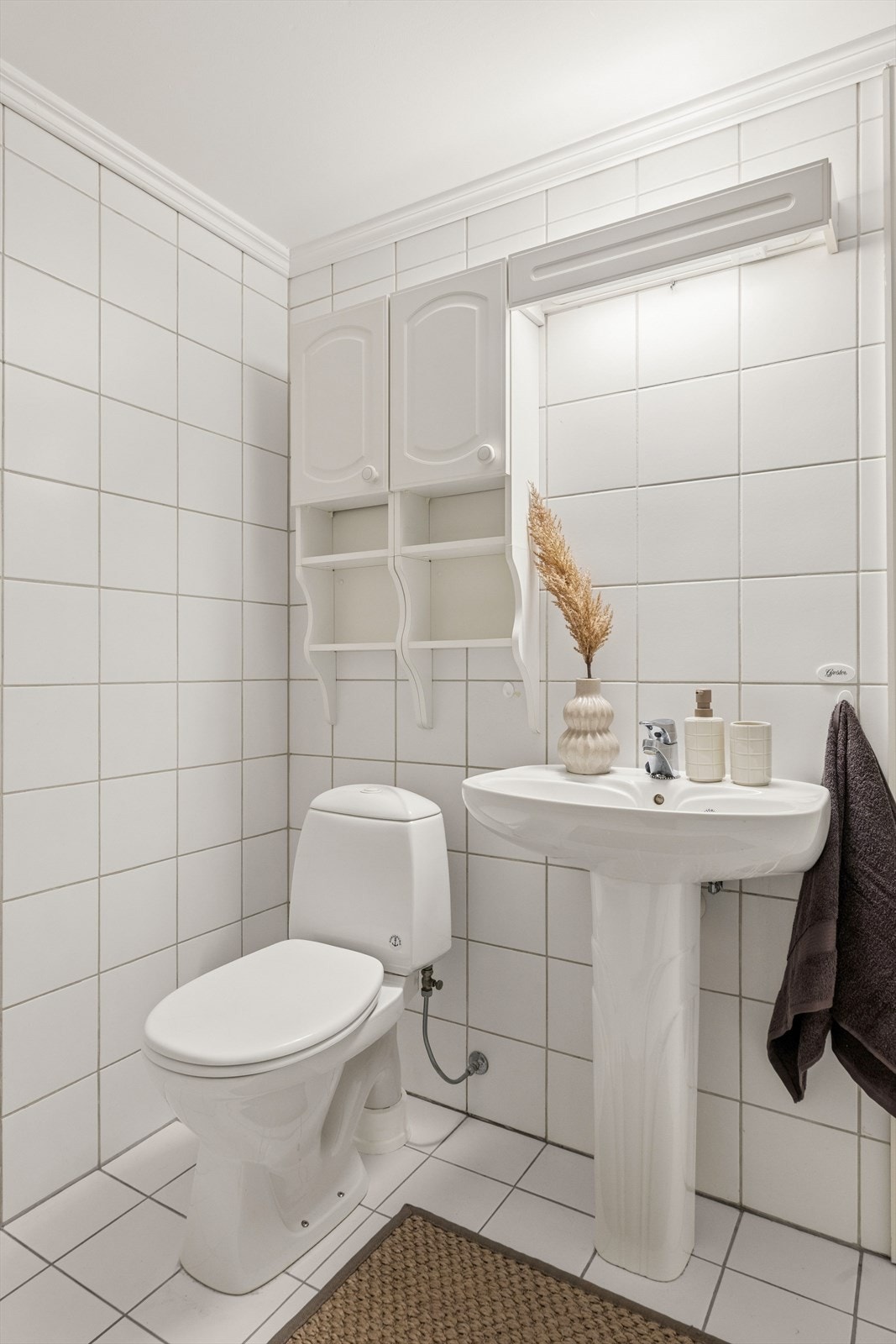 Gulv og vegger er flislagt, himling med malte plater. Galleribilde