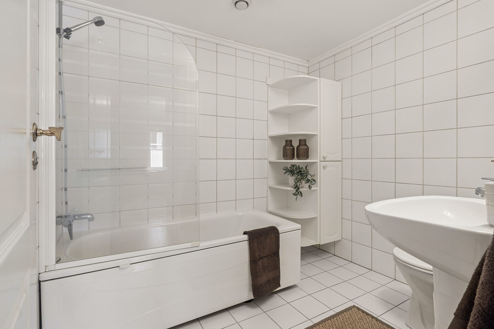 Badet i 3. etasje er utstyrt med badekar. Rommet er helfliset og fra byggeåret 1996. Galleribilde