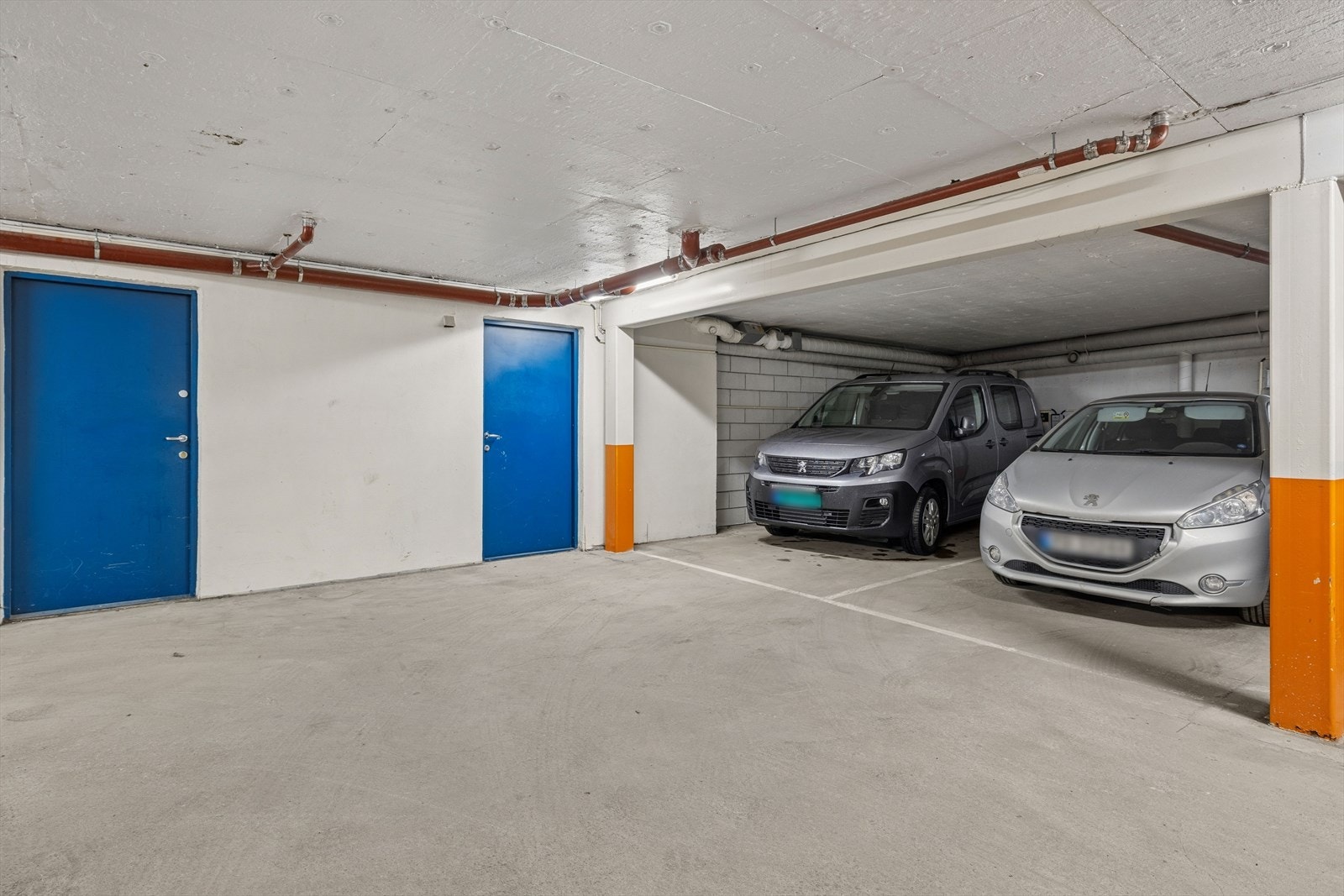 Det medfølger én parkeringsplass i felles garasjeanlegg i kjelleren. Galleribilde