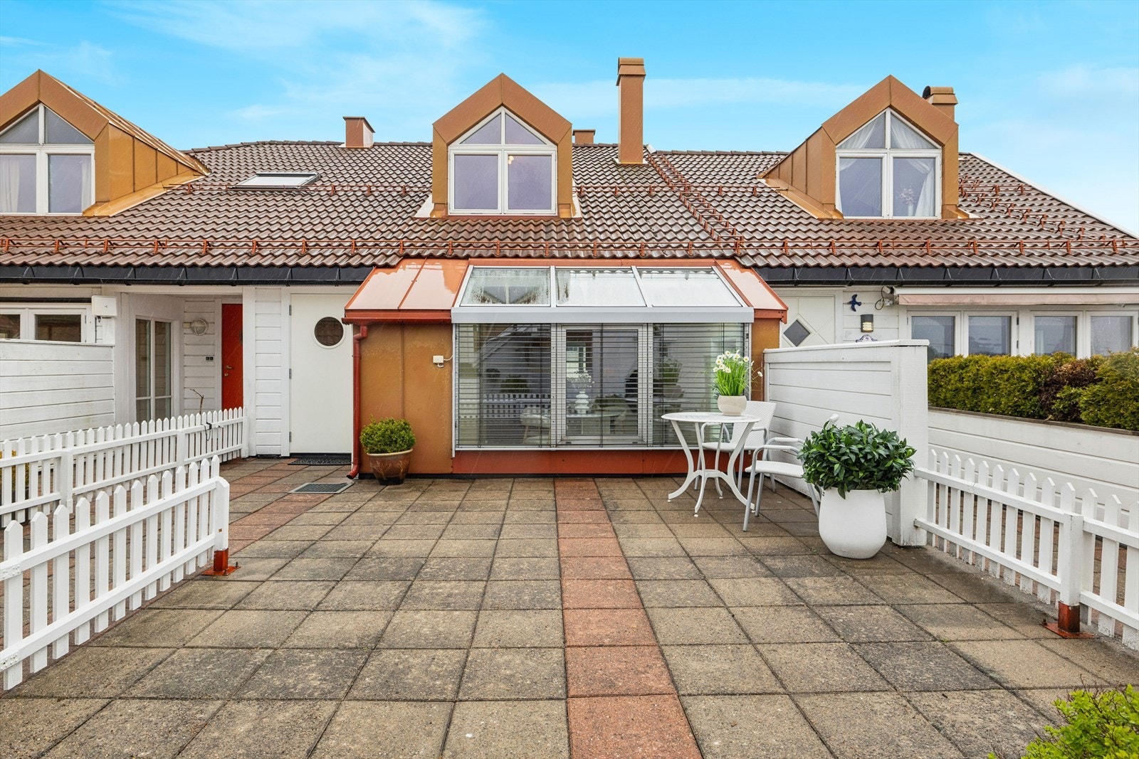 Fra stuen er det utgang til en romslig terrasse på 25 m² med god plass til utemøbler. Galleribilde