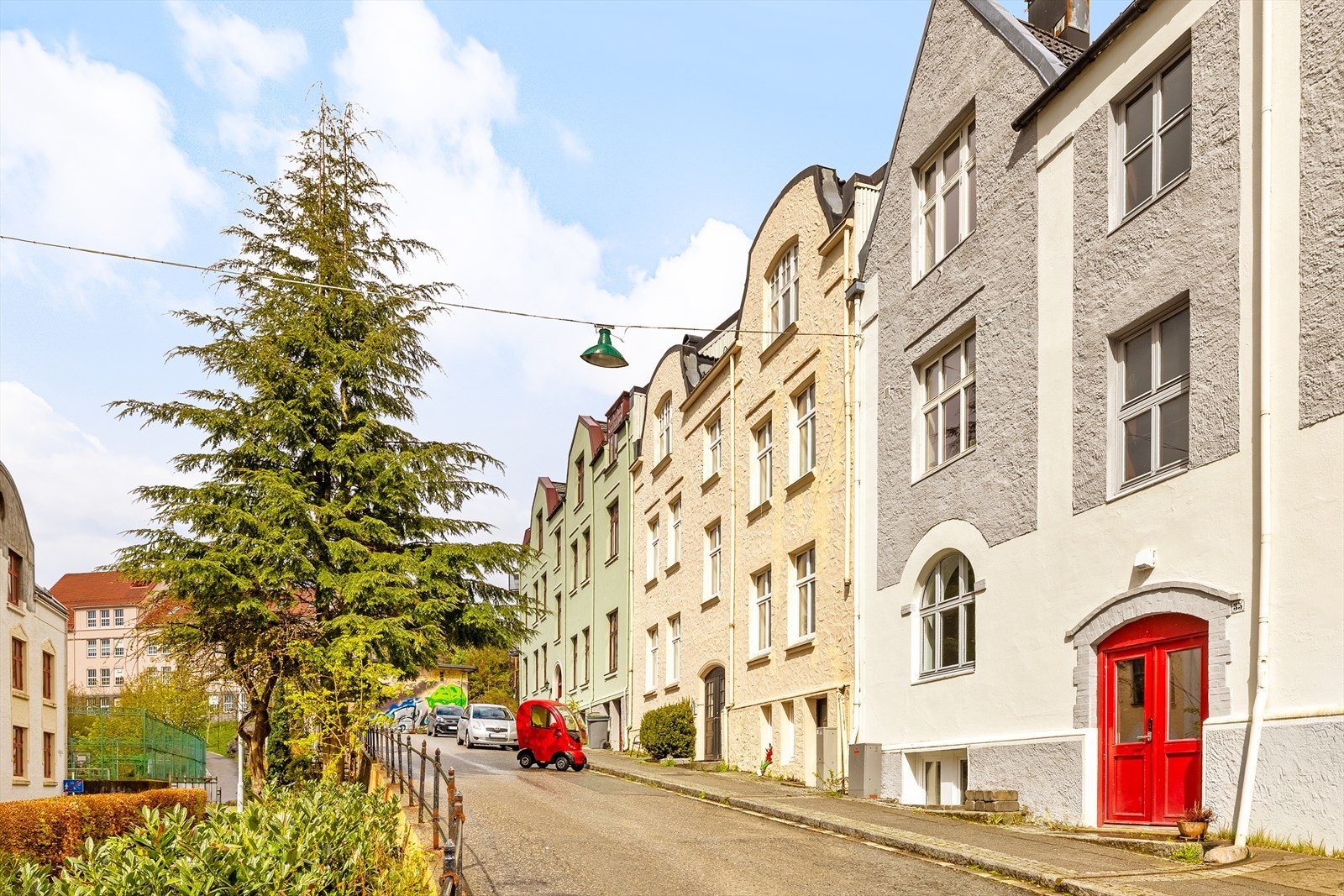 Bygningen har tilsammen 6 leiligheter over tre etasjer + uinnredet kjeller og uinnredet loft. Galleribilde