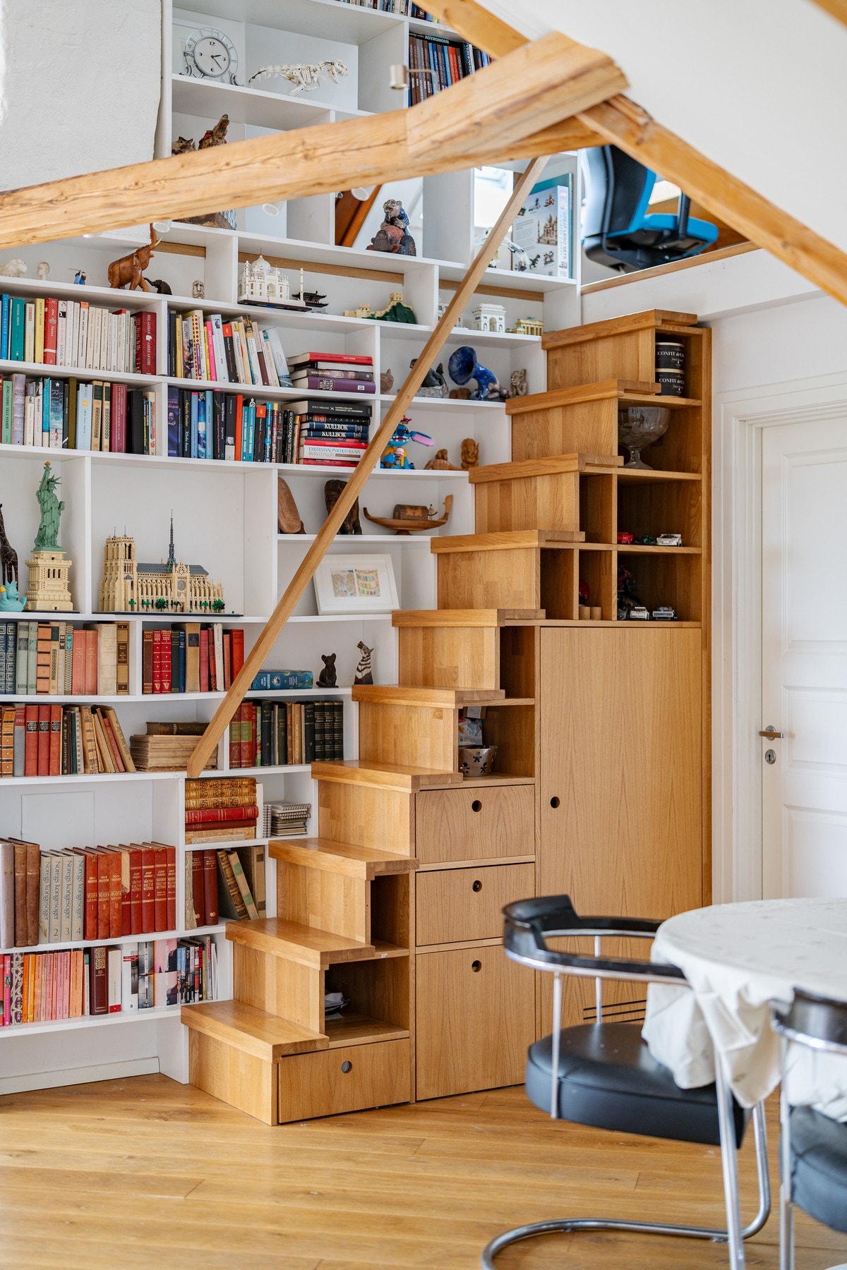 Trappen opp til hems nr. 2 er ordentlig smart lagt opp, med masse oppbevaring og hylleplass. Galleribilde
