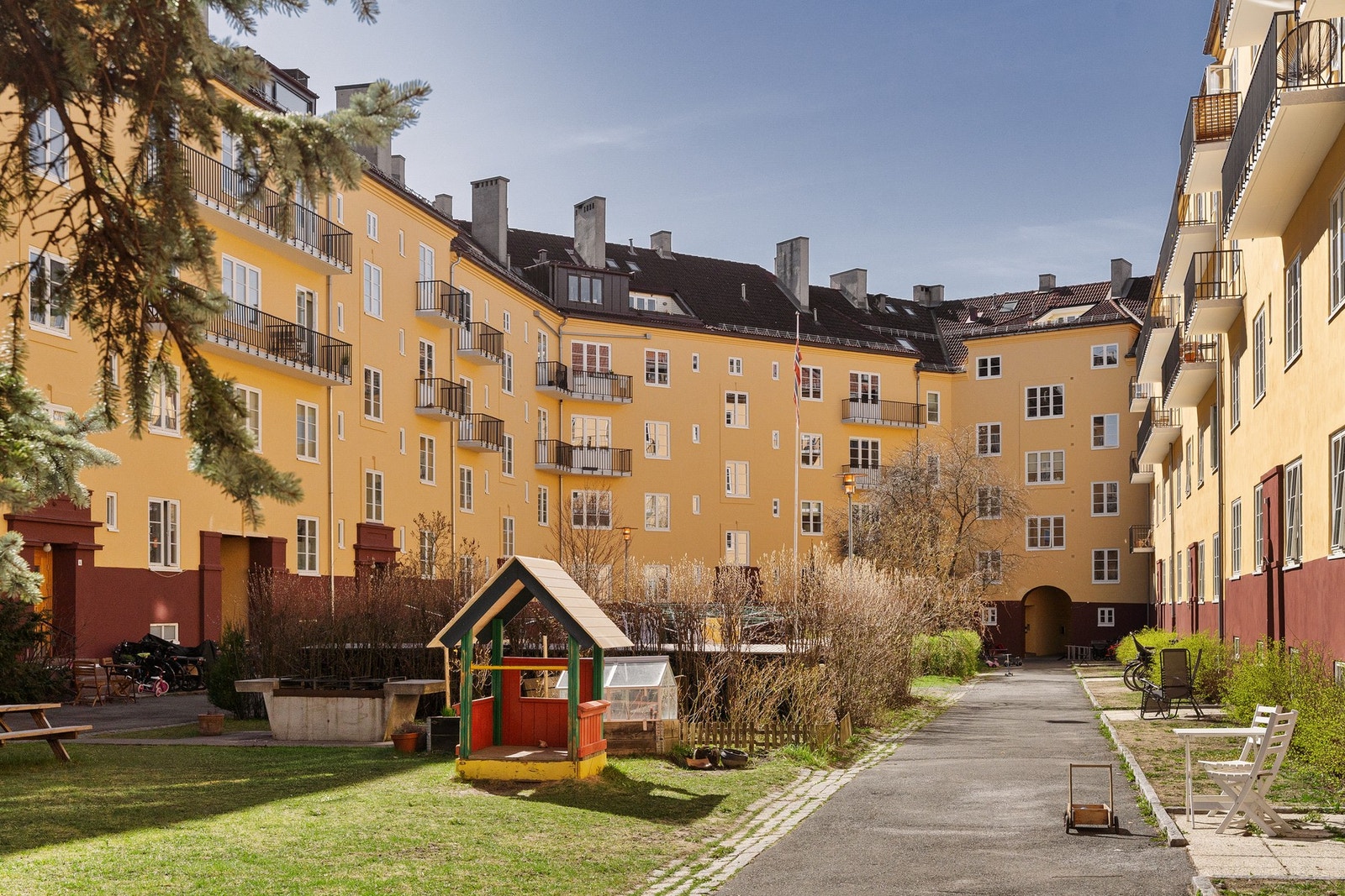 Bakgården er av det usedvanlige vakre slaget. Galleribilde