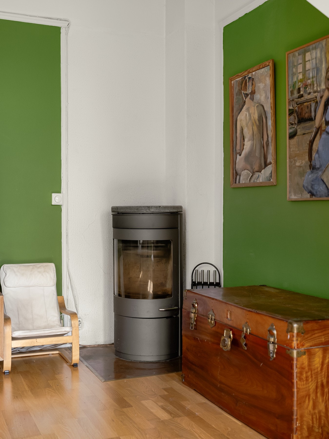 Peisovnen her er av den effektive typen, og varmer godt på kalde vinterdager. Og så håper vi det blir lenge til vi får bruk for den nå! Galleribilde