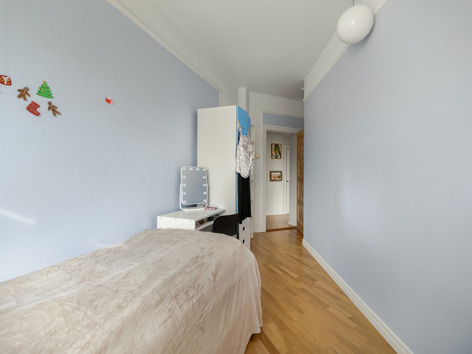 Dette er opprinnelig et stort rom. som nå er delt i to. Delingsveggen er kun satt oppå gulvet for enkelt å kunne tilbakestille. Galleribilde