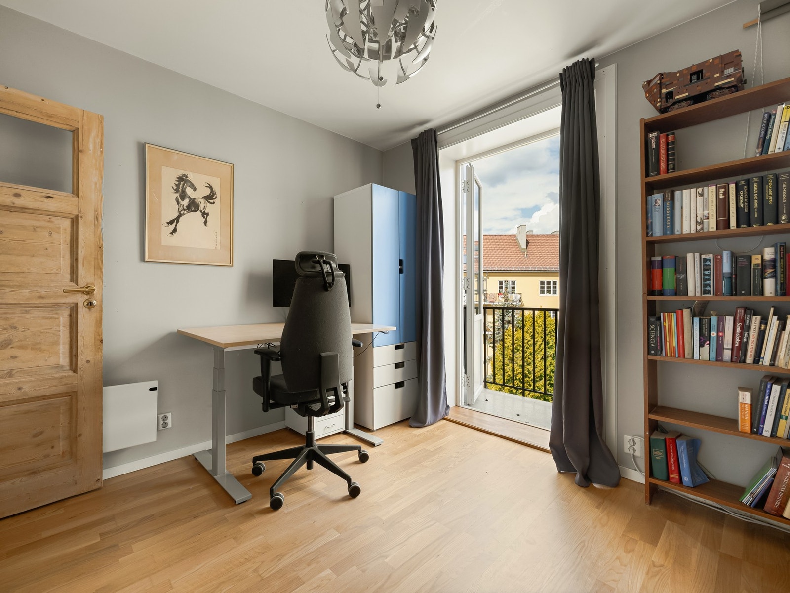 Dette rommet er av god størrelse, og har også utgang til balkongen mot bakgården. Galleribilde