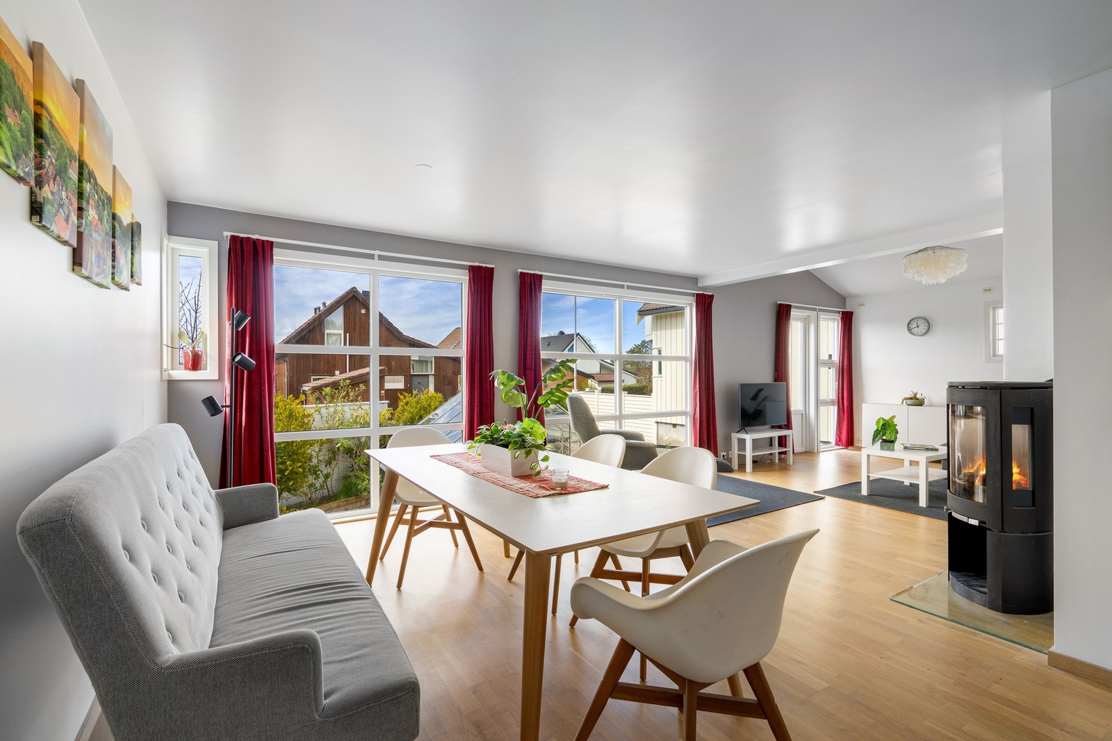 Rommelig stue/ spisestue Galleribilde