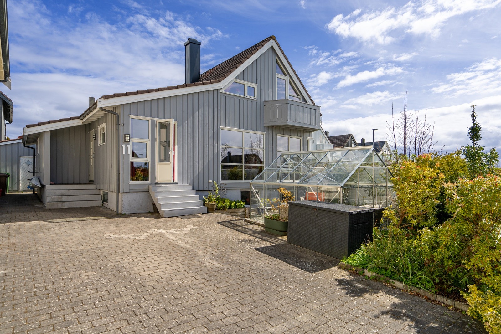 Boligen har store vindusflater Galleribilde