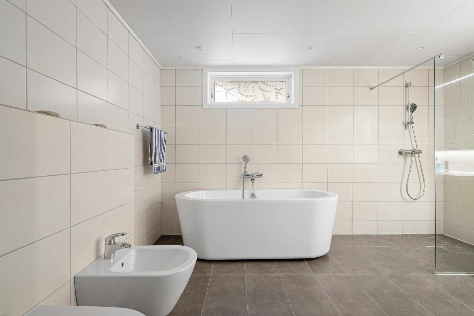 Bad i underetasjen. Dette badet er ikke byggesøkt. Galleribilde