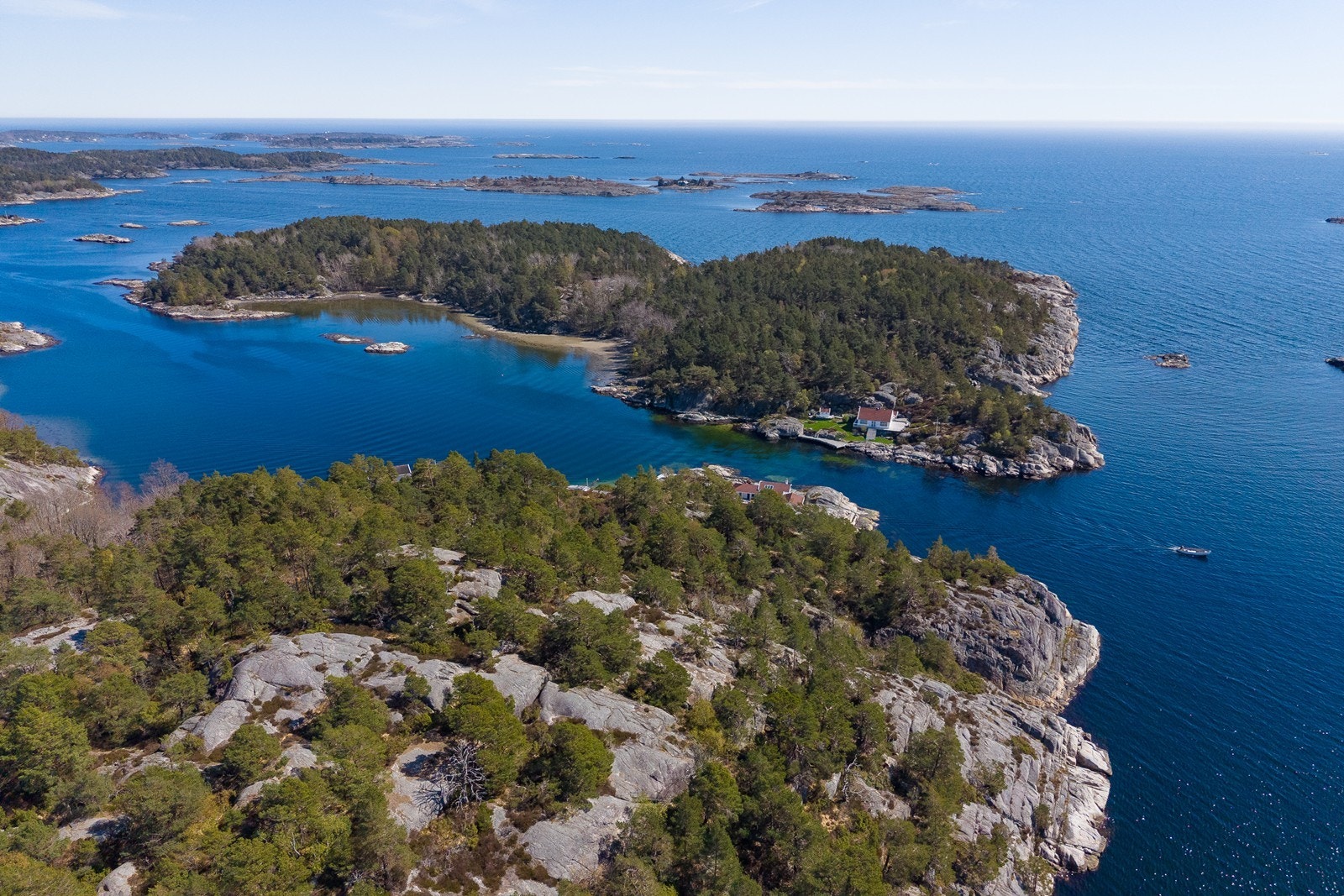Omtrent 150 meters strandlinje mot Skjødøysund Galleribilde