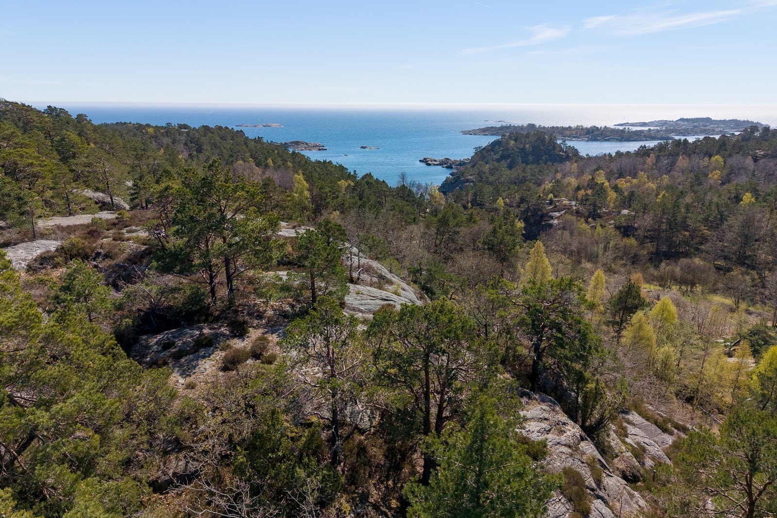 Terrenget preges av svaberg, skog og i stor grad urørt natur Galleribilde