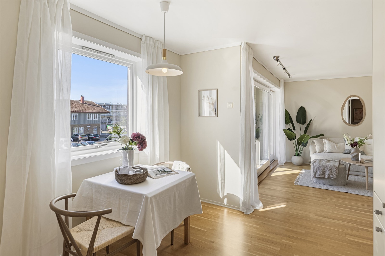 Kjøkkenet har også plass til spisebord for hyggelige måltider. Galleribilde