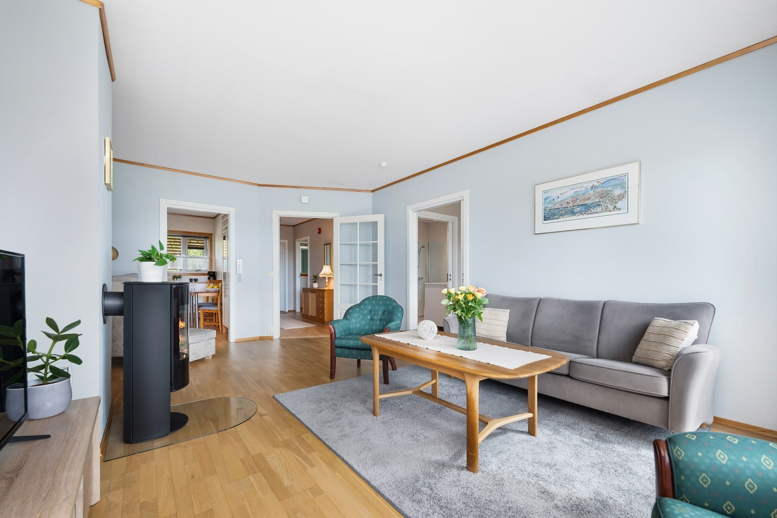 Stuen har god plass til sofagruppe og en vedovn som gir ekstra varme. Galleribilde