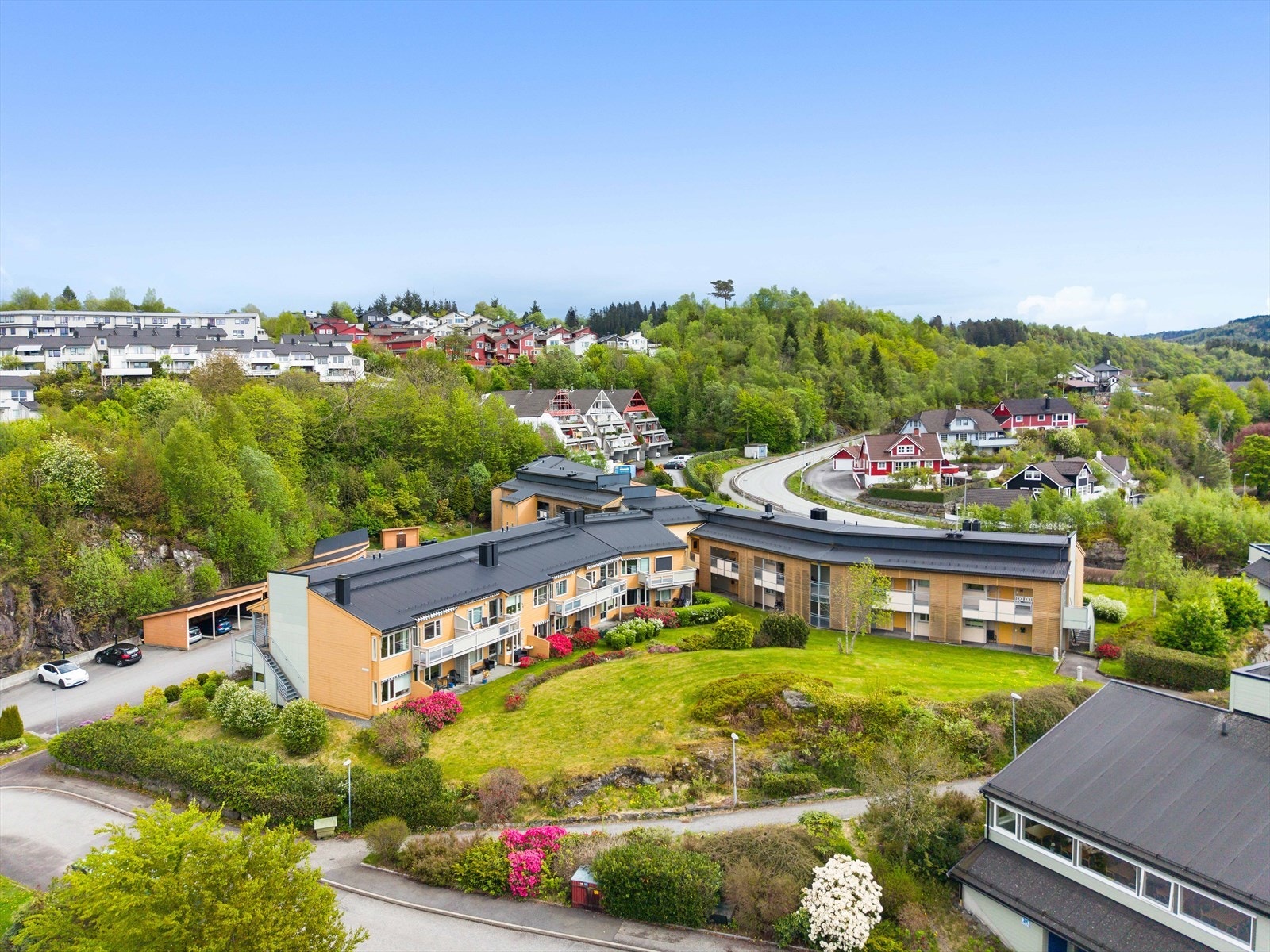Oversikt over borettslaget og de grønne fellesarealene. Galleribilde