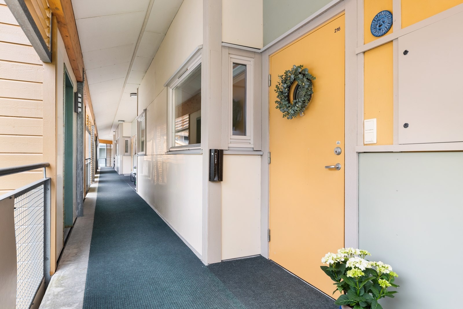 Praktisk med en romslig, ekstern bod på 4,9 m² plassert rett ved inngangsdøren. Galleribilde