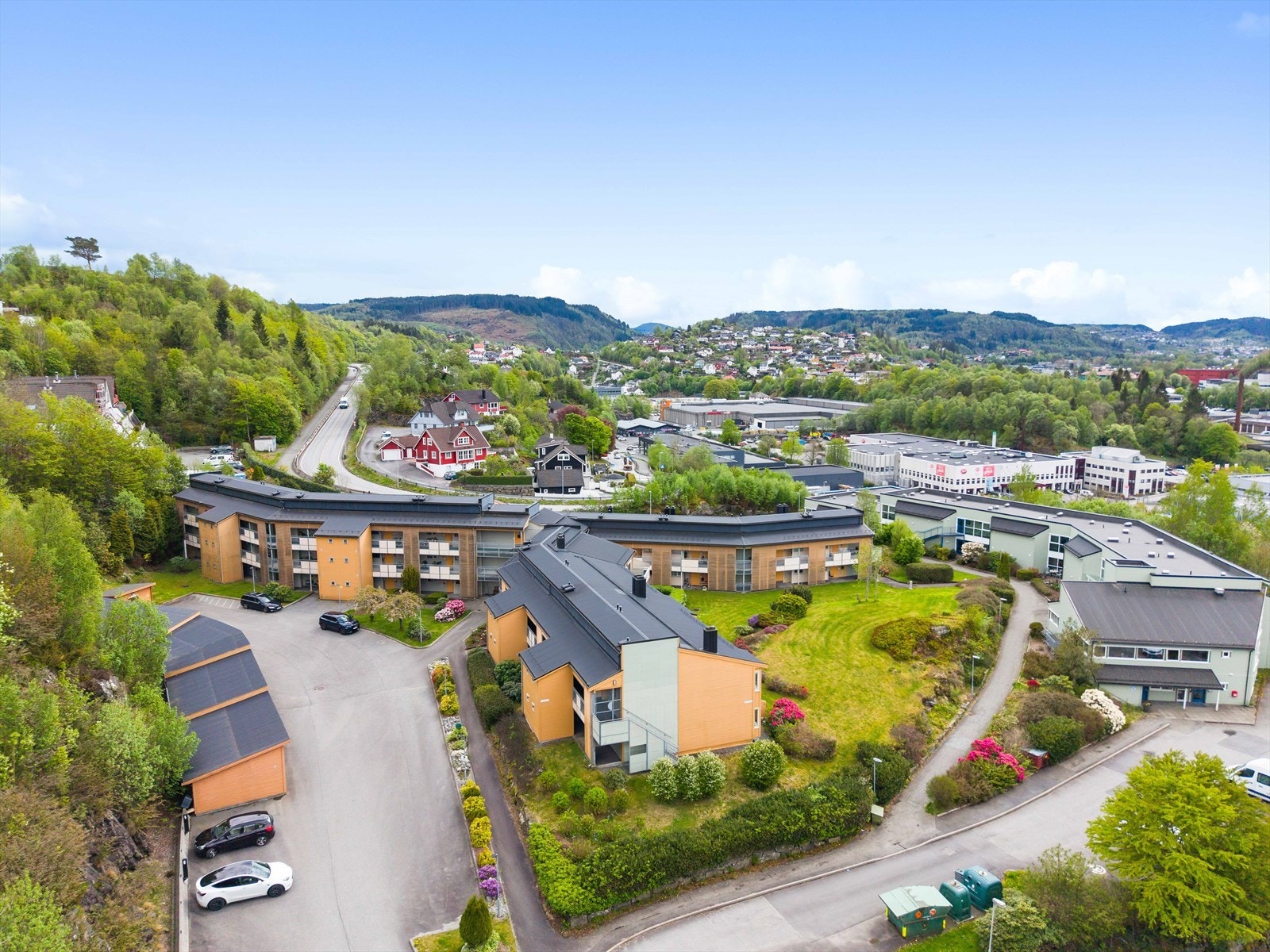 Eiendommen er pent opparbeidet med asfalterte gangveier, plen og beplantning. Galleribilde