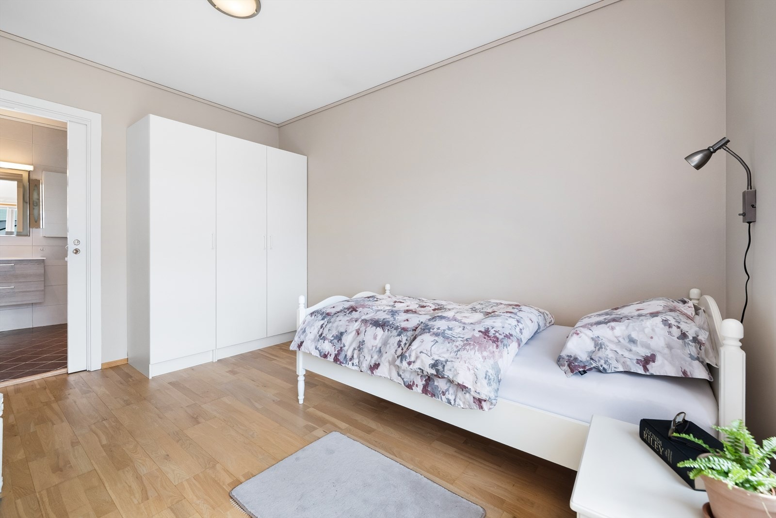 Hovedsoverommet har god plass til dobbeltseng og garderobeskap. Galleribilde