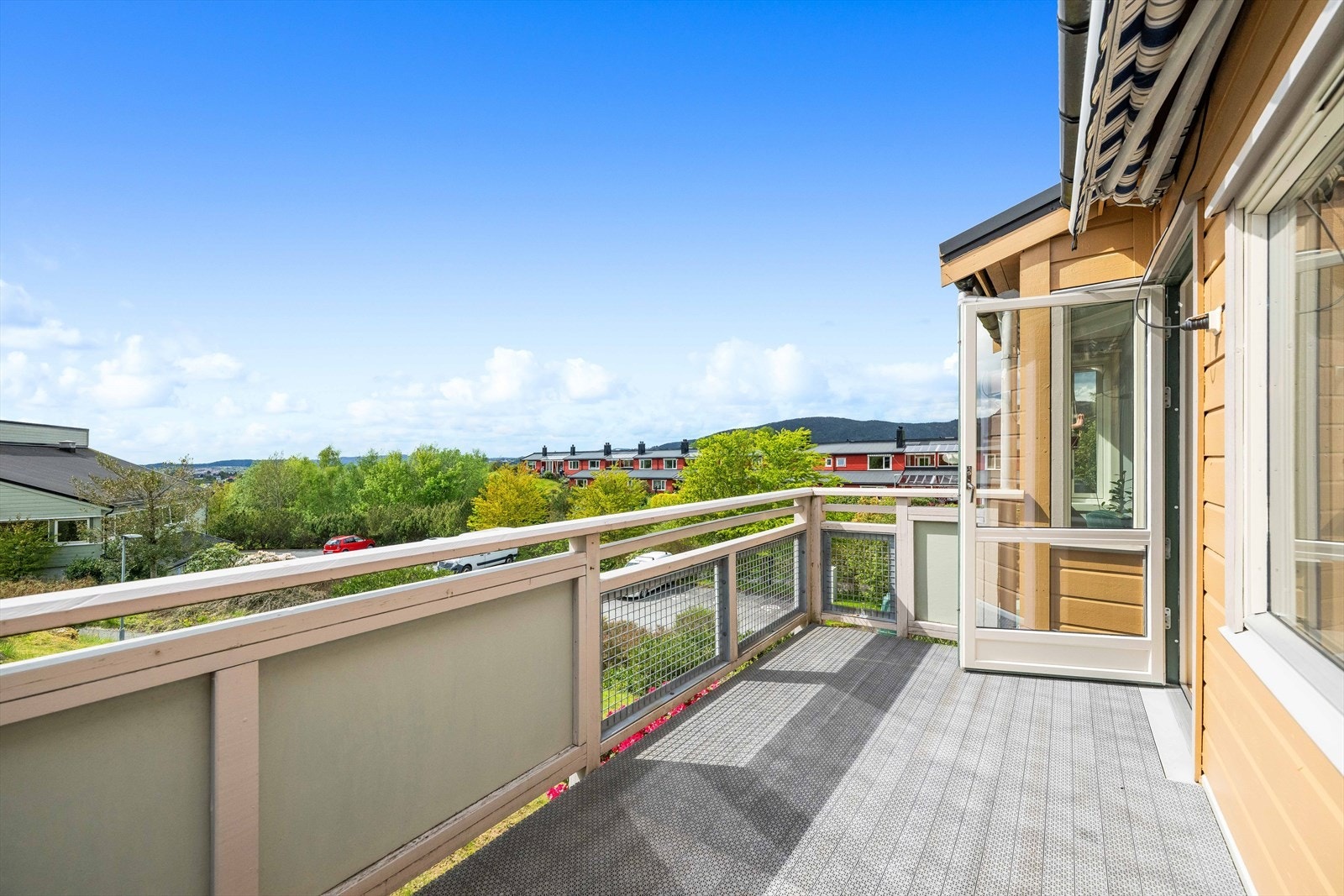 Altanen på 8,4 m² er en fin forlengelse av stuen. Galleribilde