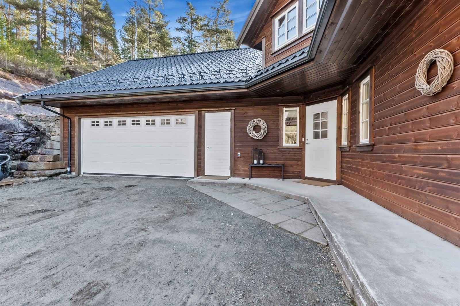 Dobbel garasje som er sammenbygd med boligen. Galleribilde