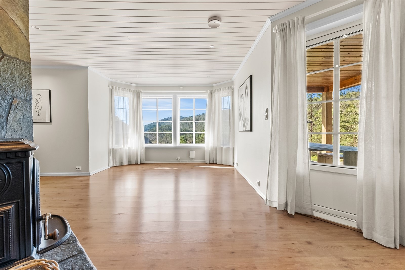 Romslig stue med utgang til uteområdet. Galleribilde