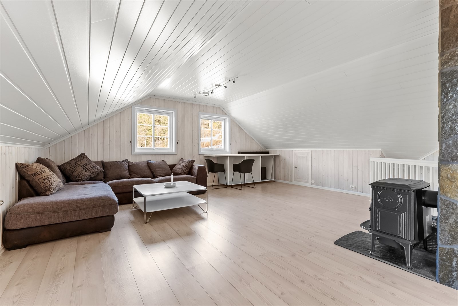Stor loftstue med vedovn. Galleribilde