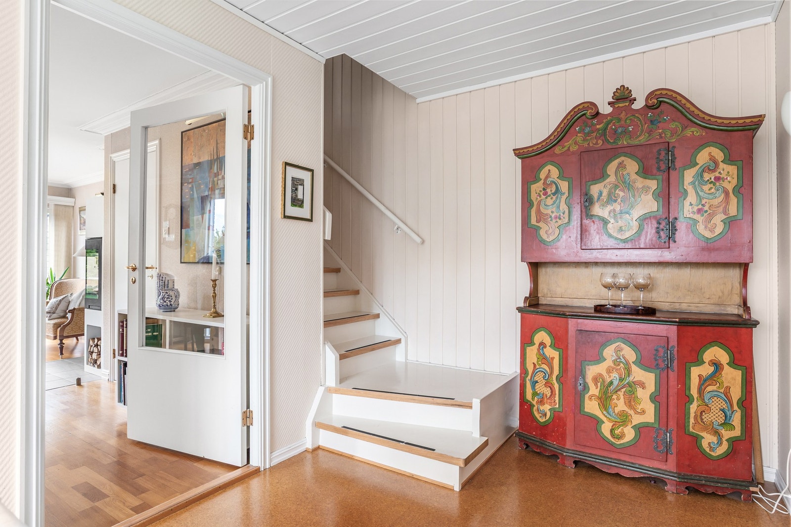 Fra spisestuen er det trapp opp til boligens andre etasje Galleribilde