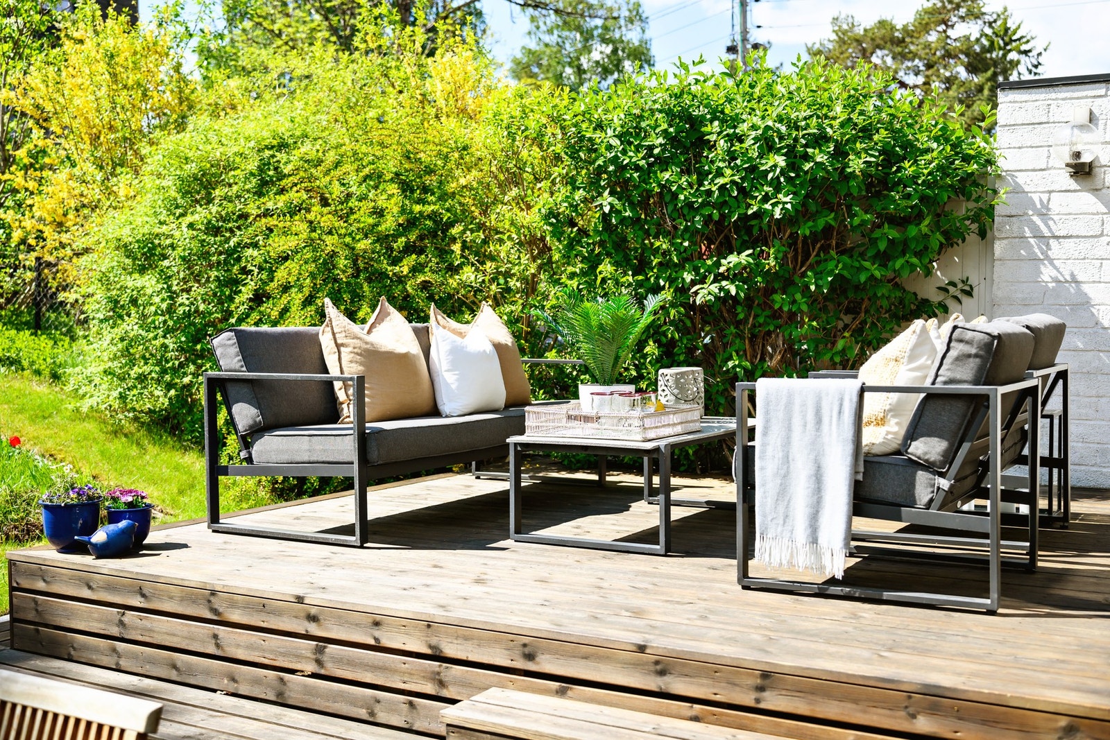 Fra stuen er det utgang til stor terrasse og solrik hage Galleribilde