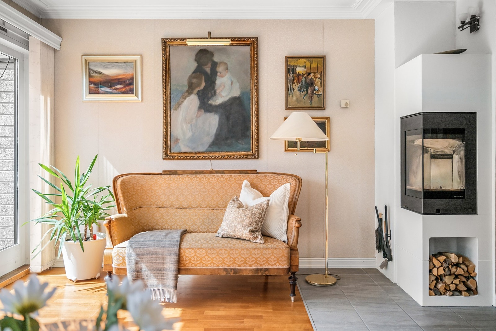 I stuen er det peis som varmer godt og skaper en hyggelig atmosfære på kjøligere dager Galleribilde