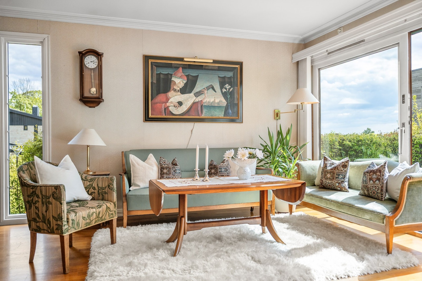 Videre fra stuen er det utgang til stor terrasse og solrik hage Galleribilde