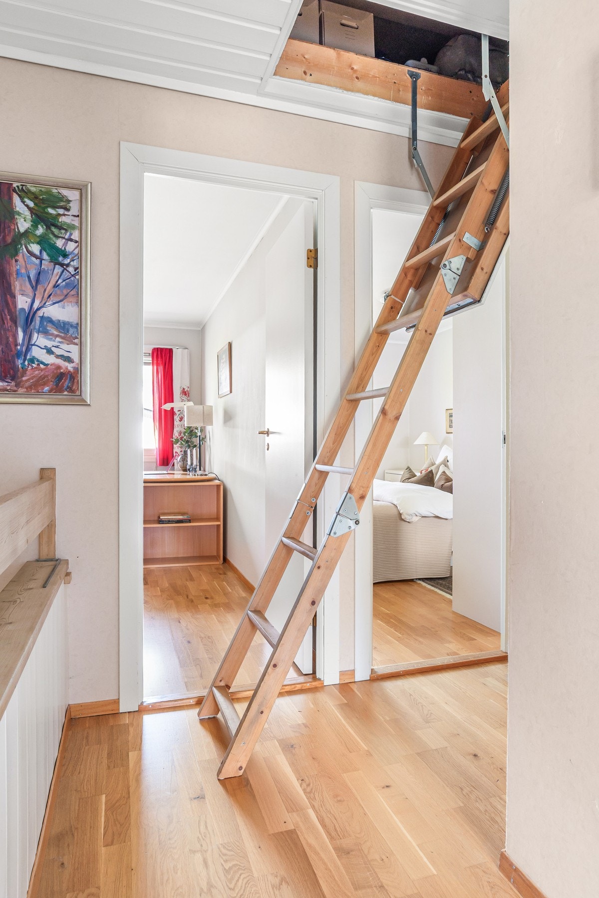 Fra gangen er det adkomst til boligens loft Galleribilde