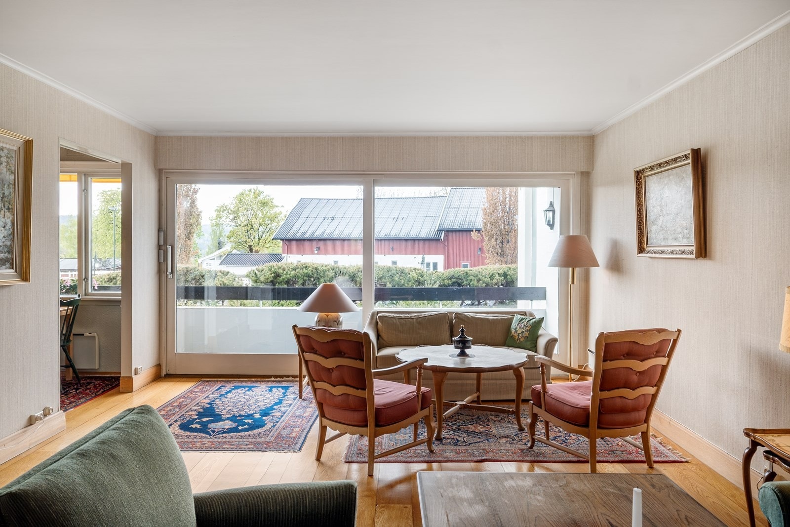 Stor heve/skyvedør tar deg ut på balkongen. Til venstre er kjøkkenet - mange vil nok se på muligheten for å fjerne deler av veggen mellom kjøkken og stue. Galleribilde