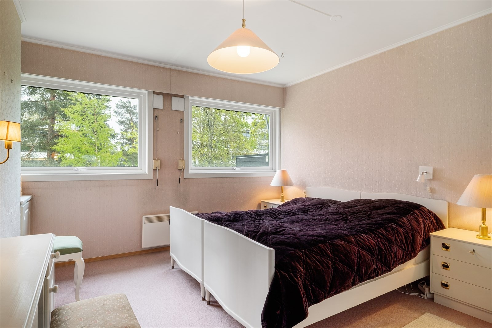Hovedsoverommet er idag et stort rom med god plass. Opprinnelig var dette rommet 2 mindre soverom (veggen var da plassert mellom vinduene). Galleribilde