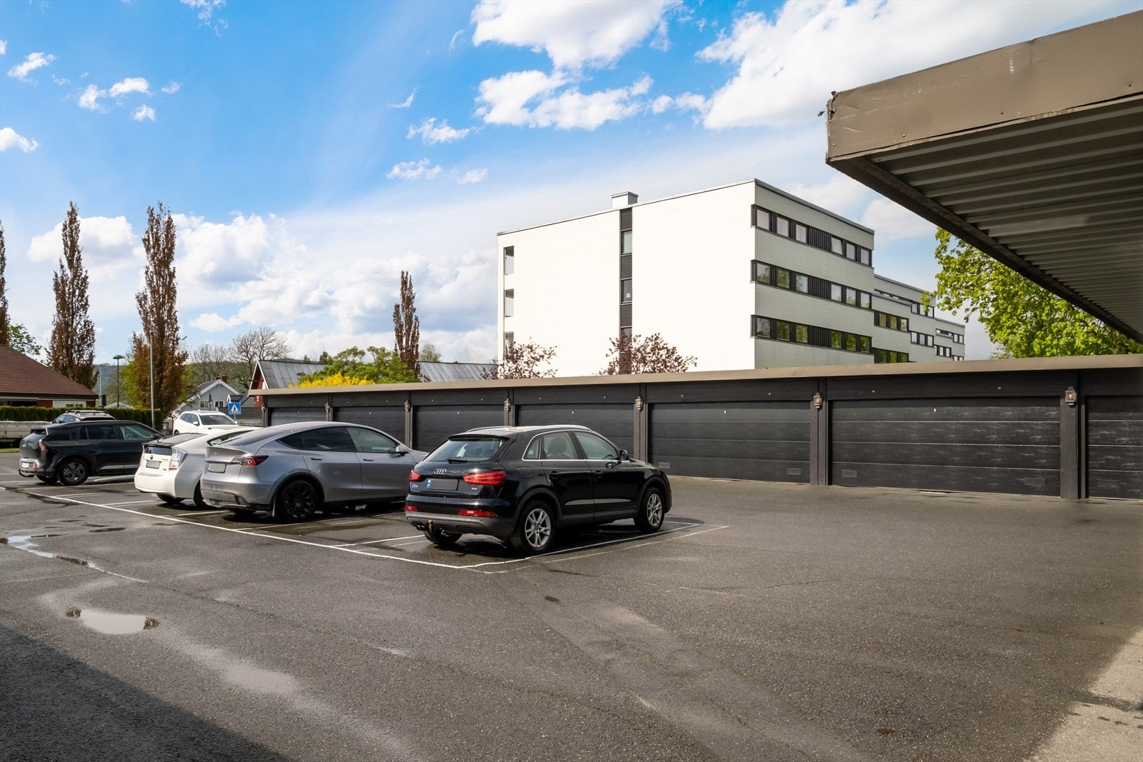 Parkeringsområdet er asfaltert. Med leiligheten medfølger 1 garasjeplass (det er 2 plasser bak hver garasjeport). Galleribilde