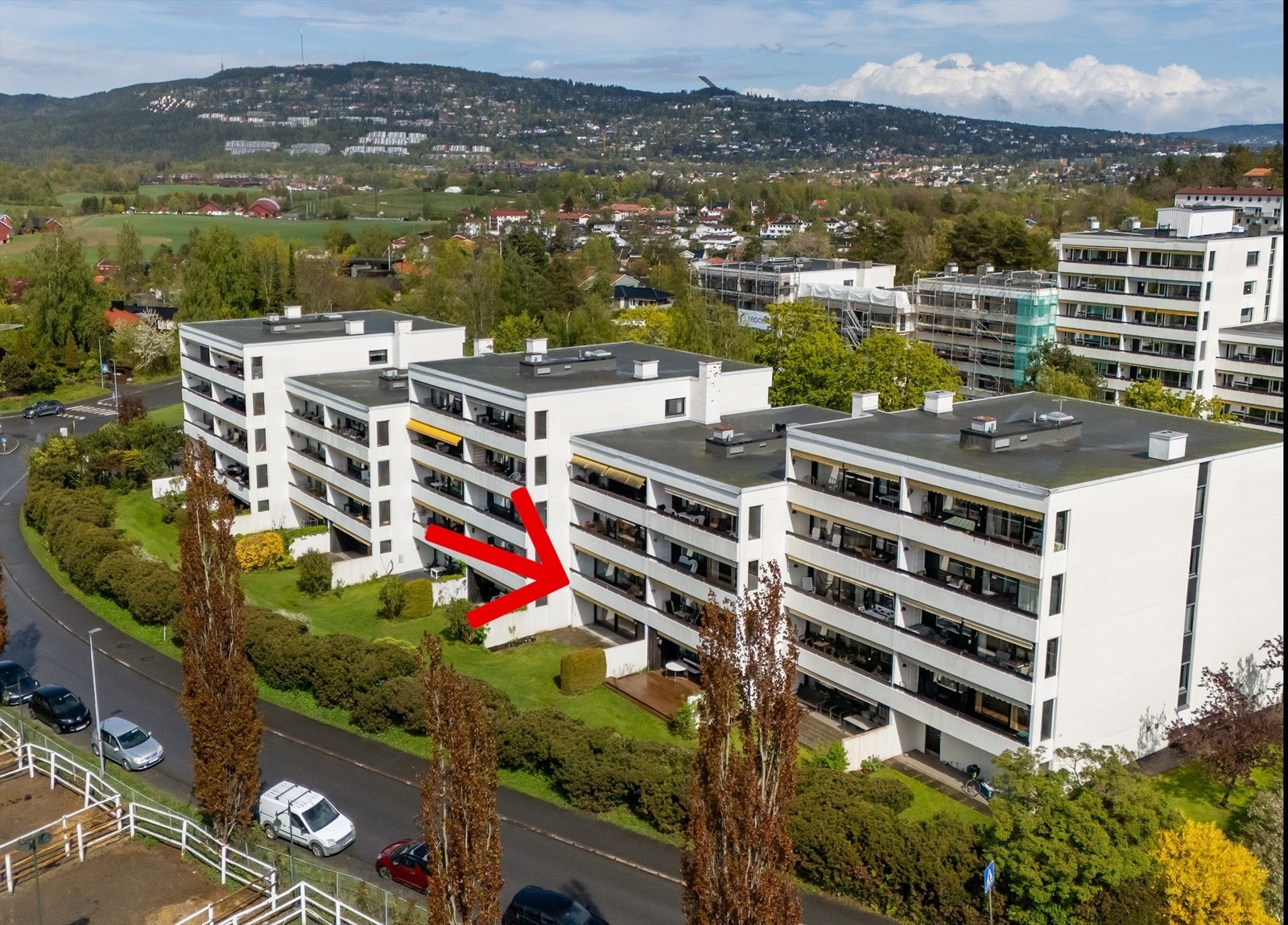 Velkommen til Ovenbakken 50b - en svært romslig leilighet over 2 etasjer - 1. etasje med balkong og underetasje med hageflekk. Foto: Rullende Fotograf - Øivind Fykse Engelschiøn. Galleribilde